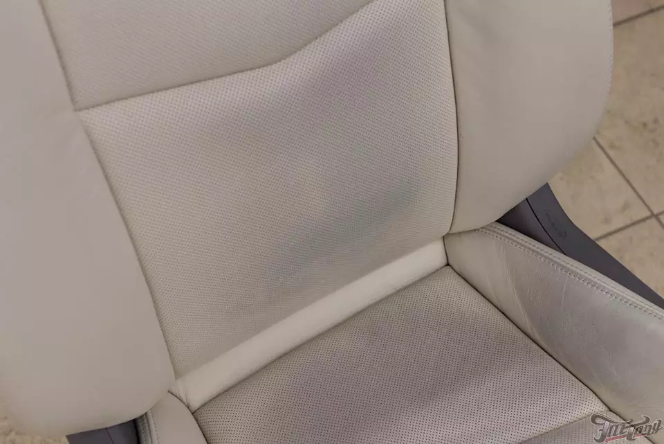 Cadillac XT5. Химчистка сидений и покраска белой кожи.